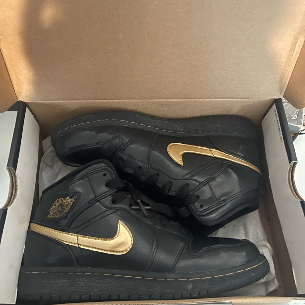 Girls air Jordan 1 Phat (gs) Blck/metallic gold 5.5y
Worn twice. Like new.